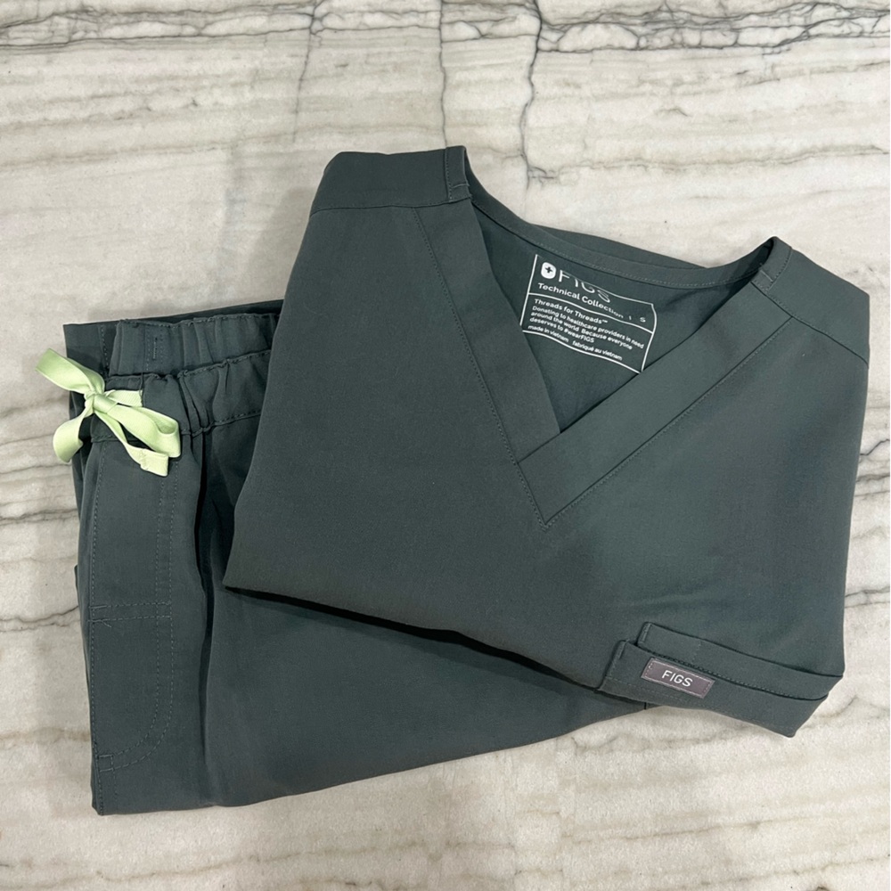 Men’s FIGS scrubs set, sz S
